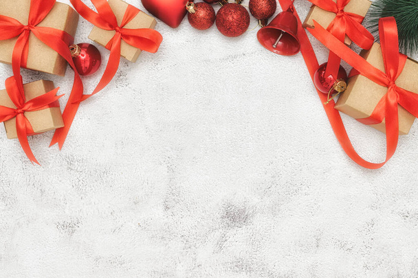 Tvůrčí Nový rok nebo vánoční pozdrav dopis mockup plochý ležel horní pohled Vánoce sváteční obálka na bílém papíře pozadí zlaté třpytky. Šablona napodobit pozdrav karty design textu 20121 dekorace - Fotografie, Obrázek