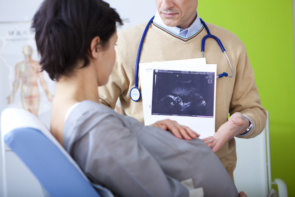 těhotná žena po konzultaci - Fotografie, Obrázek