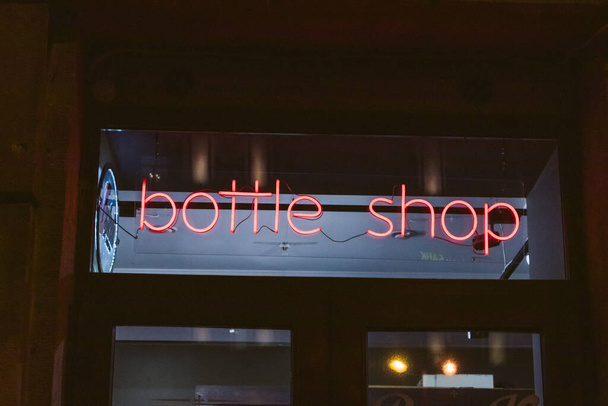 neon sign bottle shop bar wine beer sale showcase letters - Foto, imagen