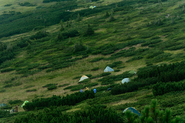 Восход солнца в Карпатах, на черногорском седле можно увидеть на горизонте палаточный лагерь, палатки в горах, палатки в Карпатах. - Фото, изображение