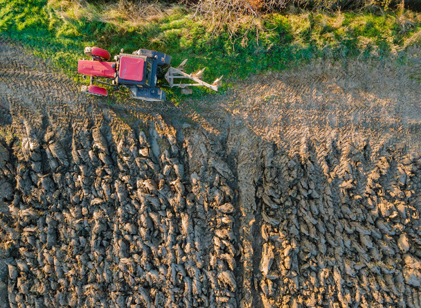 Traktör sürme tarlaları toprağı tohum ekmeye hazırlıyor. - Fotoğraf, Görsel