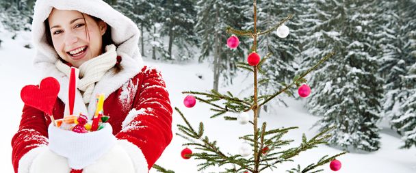 žena zdobí vánoční strom - Fotografie, Obrázek