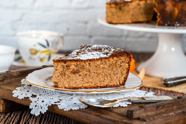 Spiced orange and almond cake dusted with icing sugar and drizzled with honey - Foto, immagini