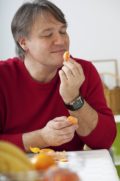 MAN EATING FRUIT - Fotó, kép