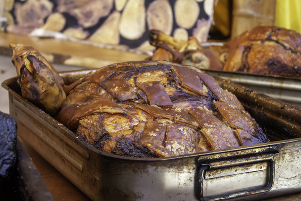 Cerdo asado en la parrilla en el restaurante, comida preparada - Foto, imagen