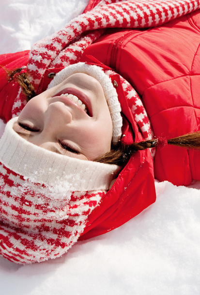 雪の上に横たわる女 - 写真・画像