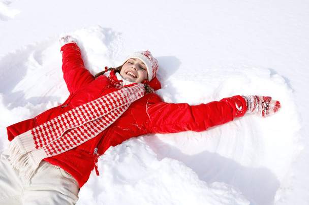 Mujer acostada en la nieve
 - Foto, imagen