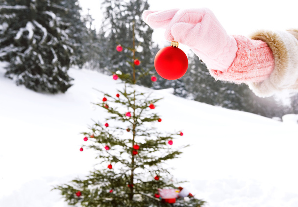 διακόσμηση δέντρο Χριστούγεννα κορίτσι - Φωτογραφία, εικόνα