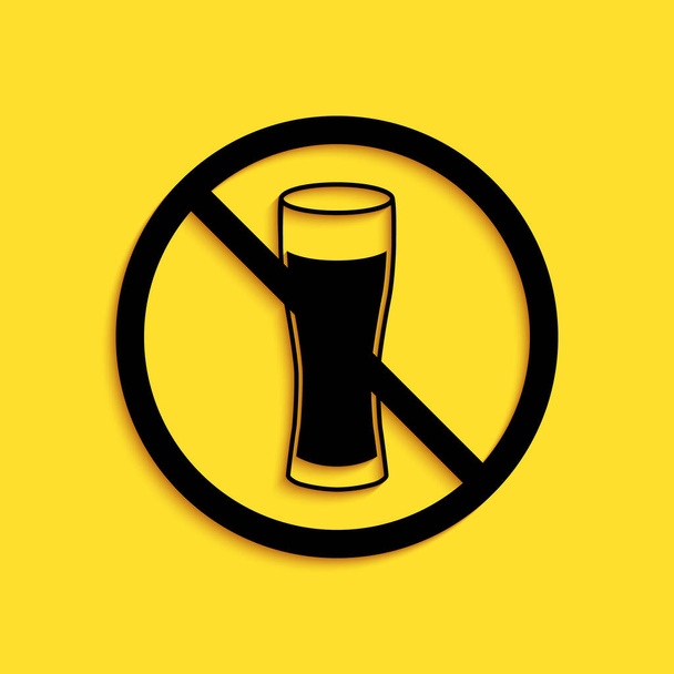 Negro No hay icono de alcohol aislado sobre fondo amarillo. Prohibición de bebidas alcohólicas. Símbolo prohibido con vaso de cerveza. Estilo de sombra larga. Vector. - Vector, imagen