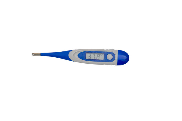 Blau-weißes Digitalthermometer zur Messung der Körpertemperatur. Das Thermometer ist auf weißem Hintergrund isoliert. Die gemessene Temperatur auf dem Display beträgt 37,8 Grad - Foto, Bild