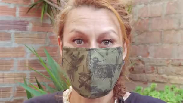 Montage van mensen met beschermende gezichtsmaskers - Video