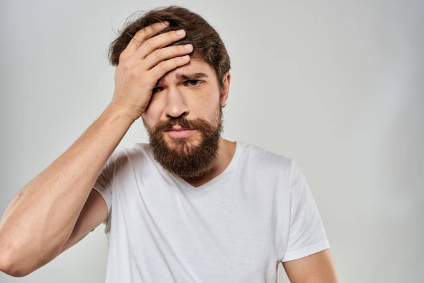 эмоциональный бородатый человек крупным планом выражение лица студийный образ жизни - Фото, изображение