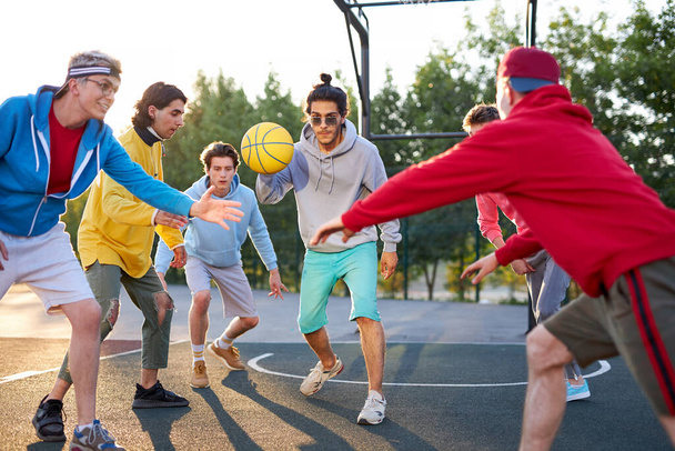 basketball players outdoors. summer vacation, holidays, games and friendship concept - Foto, immagini