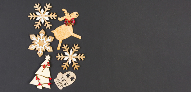 Баннерный вид праздничной композиции из новогодних украшений на красочном фоне. Рождественская концепция с пустым пространством для вашего дизайна. - Фото, изображение