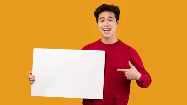 asiatique guy holding blanc blanc publicité tableau - Photo, image