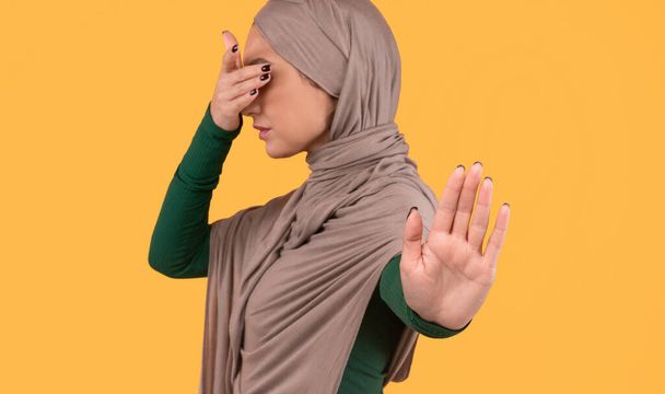 Müslüman Kadın Hareketi Sarı Arkaplanda Gözleri Durduruyor - Fotoğraf, Görsel