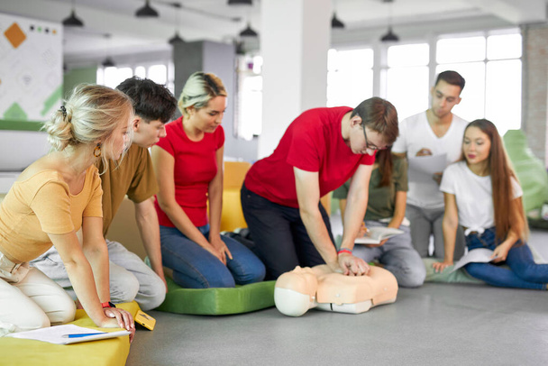 caucasian people practice an exercise of resuscitation - Foto, afbeelding