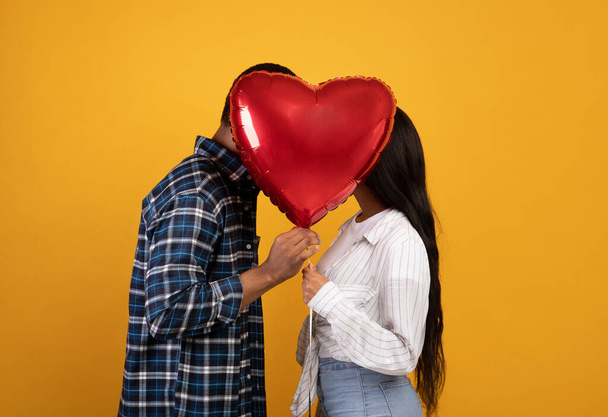 Романтический поцелуй и свидание в День Святого Валентина - Фото, изображение
