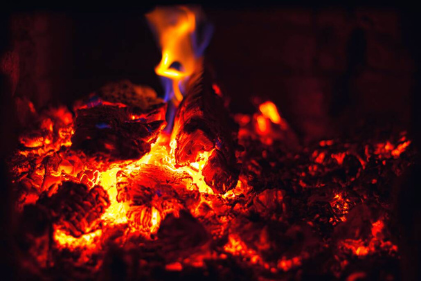Fundo abstrato com brasas brilhantes de cor vermelha. Carvão quente de madeira queimada. - Foto, Imagem
