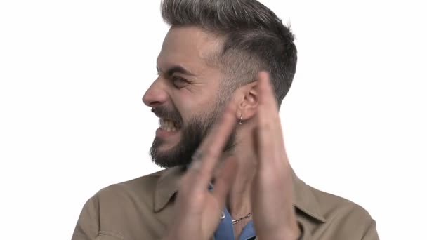 opgewonden casual man houdt handen in de lucht en klappen, wijzende vingers, het maken van duimen omhoog gebaar en lachen, staan geïsoleerd op witte achtergrond in de studio - Video