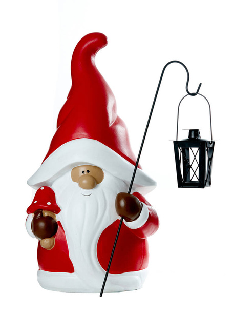Sprookjeskabouter of elf in een rode pet en met een kerstlantaarn geïsoleerd op een witte achtergrond - Foto, afbeelding