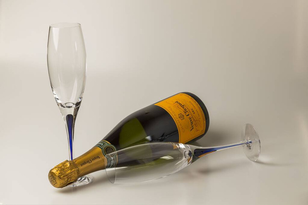 Gyönyörű kilátás pezsgős üveg és két vékony, magas és elegáns pezsgős szemüveg a háttérben. Alkohol koncepció. 2020.19.10. Uppsala vagyok. Svédország. - Fotó, kép