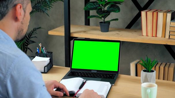 緑の画面のラップトップ男学生勉強オンライン教育によるウェブカメラビデオ通話 - 写真・画像
