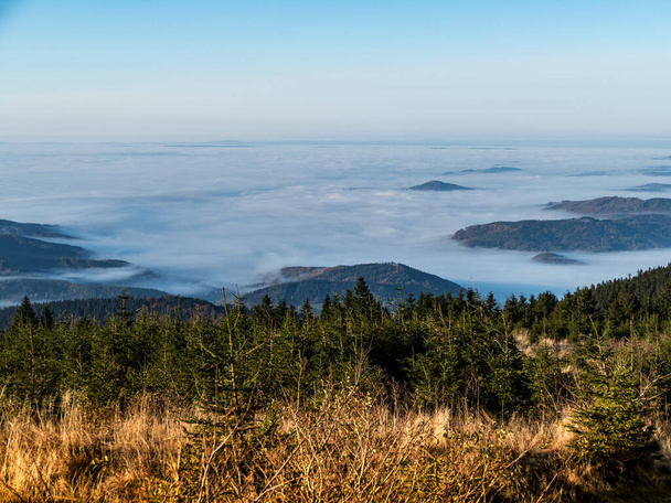 Tschechisches Jeseniky-Gebirge über der Inversionswolke bei sonnigem Wetter - Foto, Bild
