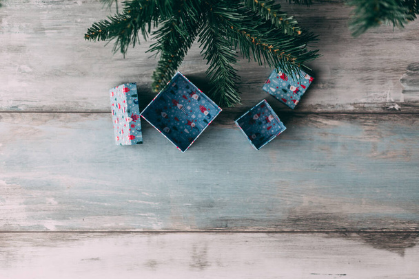 Open en lege geschenkdozen onder kerstboom, plat gelegd met kopieerruimte links - Foto, afbeelding