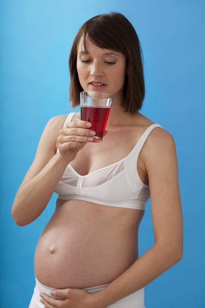 Schwangere mit einem Drink - Foto, Bild