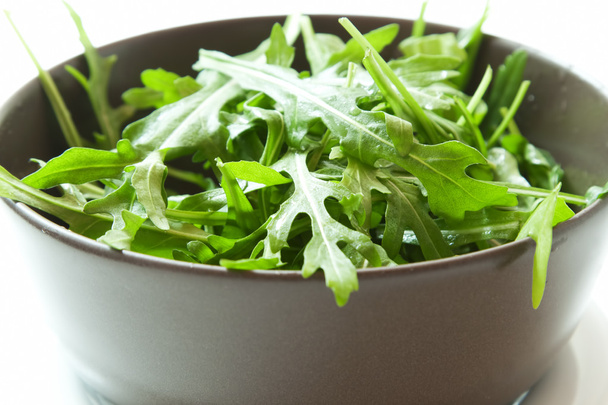 Свежий салат с аругулой в миске
 - Фото, изображение