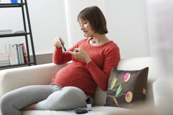 δοκιμή για την έγκυο γυναίκα του διαβήτη - Φωτογραφία, εικόνα