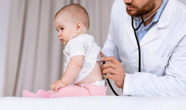 Médico Examinando Bebê Ouvindo Pulmões Em Verificação Médica Na Clínica - Foto, Imagem