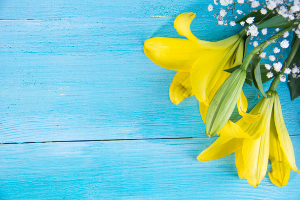 Φρέσκα ανοιξιάτικα κίτρινα λουλούδια σε μπλε βαμμένο ξύλο - Φωτογραφία, εικόνα