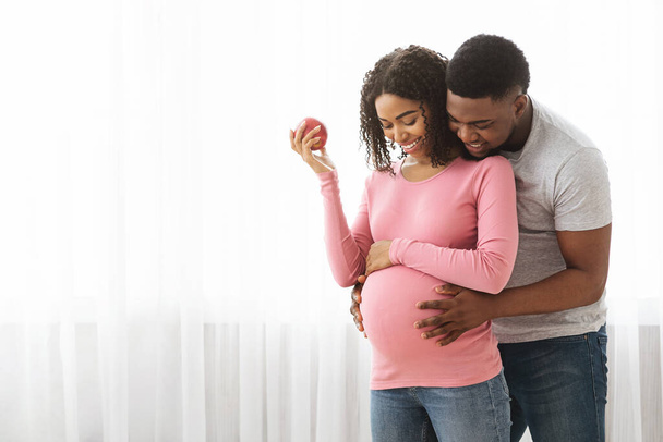 Kedves fekete család várandós baba, áll az ablaknál - Fotó, kép