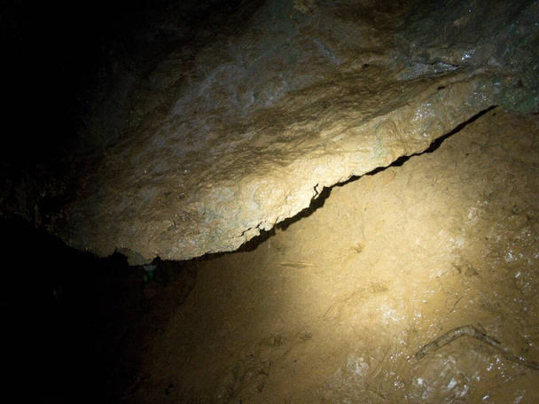 σπηλιά ασβεστόλιθου στο φαράγγι Μάλα Πακλένιτσα στην Κροατία - Φωτογραφία, εικόνα