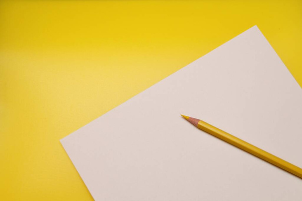 желтый карандаш на белой бумаге - Фото, изображение