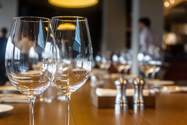 Czyste puste szklanki na stole restauracyjnym czekają na gości - Zdjęcie, obraz