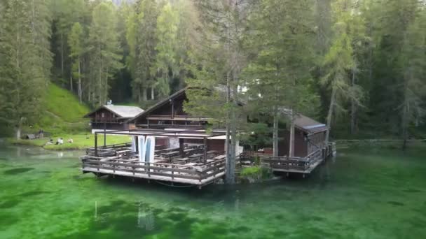 Dağ gölü boyunca güzel Chalet 'in hava manzarası - Video, Çekim