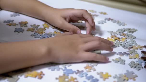 Teen Raccogli puzzle sul tavolo. Concetto di sviluppo infantile. Giochi di Ispirazione Rapida - Filmati, video