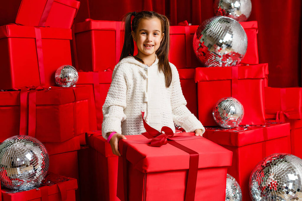 Šťastná holčička s vánočními dárky - Fotografie, Obrázek