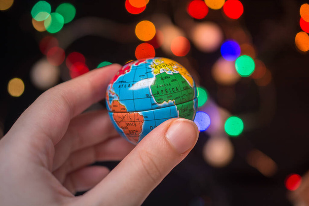 Modelo de globo mundial na mão. Conceito global de negócios e ecologia. - Foto, Imagem