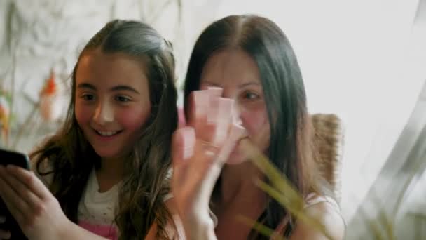 Mulher com sua filha falando em um videocall para seus pais no tempo coronavírus - Filmagem, Vídeo
