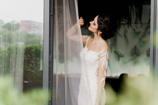 Νύφη με νυφικό φόρεμα και νυφικό πέπλο σε καφέ. Διαφήμιση για κοινωνικά δίκτυα για γραφείο γάμων και κομμωτήριο νυφικών - Φωτογραφία, εικόνα