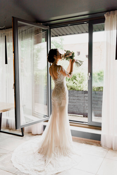 カフェでウェディングドレスとブライダルベールで花嫁。結婚式代理店やブライダルサロンのためのソーシャルネットワークの広告 - 写真・画像