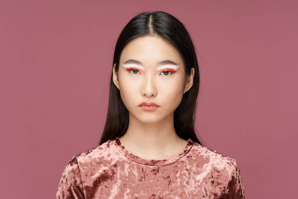 Femme avec maquillage lumineux gros plan vue recadrée fond rose  - Photo, image