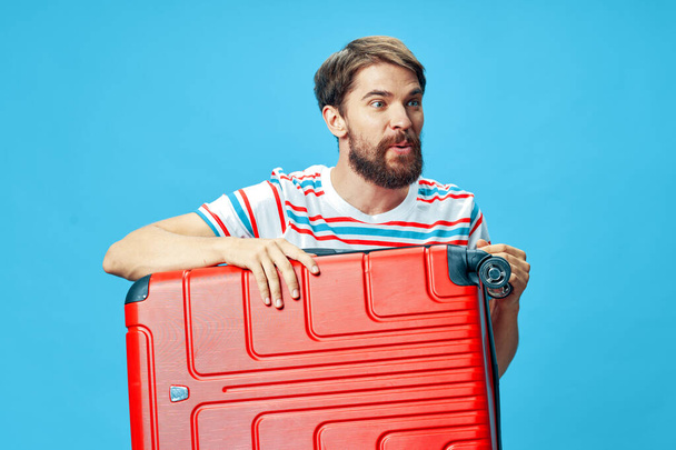 Mies punainen matkalaukku loma matkustaja matkatavarat  - Valokuva, kuva