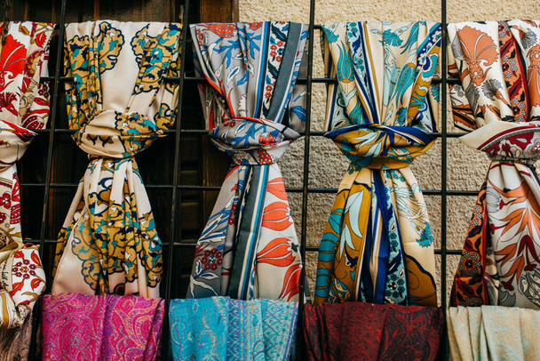 Montón de brillantes piezas multicolores de tela en un bazar - Foto, imagen