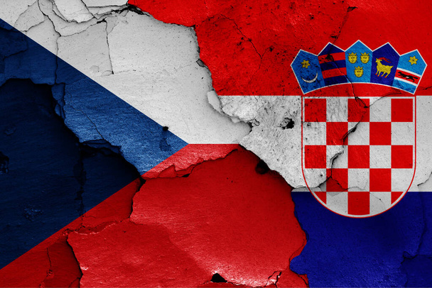 Flaggen der Tschechischen Republik und Kroatiens auf rissige Wand gemalt  - Foto, Bild
