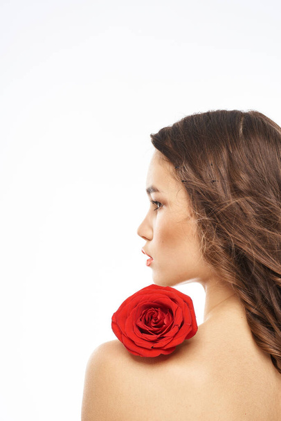 Nő meztelen vállak és vörös rózsa este smink fény háttér - Fotó, kép